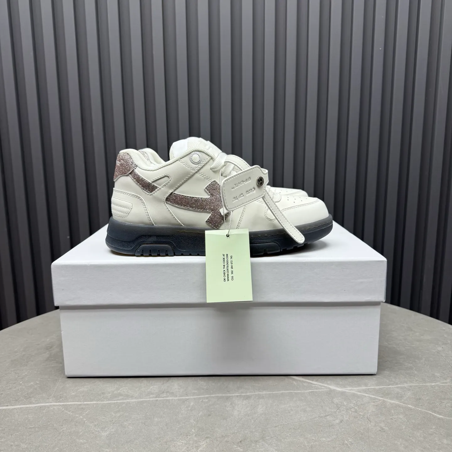 【off- white】P: 620💰Couple model👫, Size: 35-44 (Customized for men 38.45.46) High-quality version👊 "Out of office" series original molding, original lasting, production process 1:1 Original ➰OFF GRAY WHITE OW ➰ First-layer cowhide Imported skin-friendly and environmentally friendly polyester mesh Original molding high elastic and environmentally friendly molding pad Made with the original lasting process. The original molded rubber outsole (never yellows and deforms) has a super correct shape, bright color and strong three-dimensional effect👍. Packaging💯Full set of packaging synchronized with the official website (branded paper, certificate of quality, branded cloth bag)